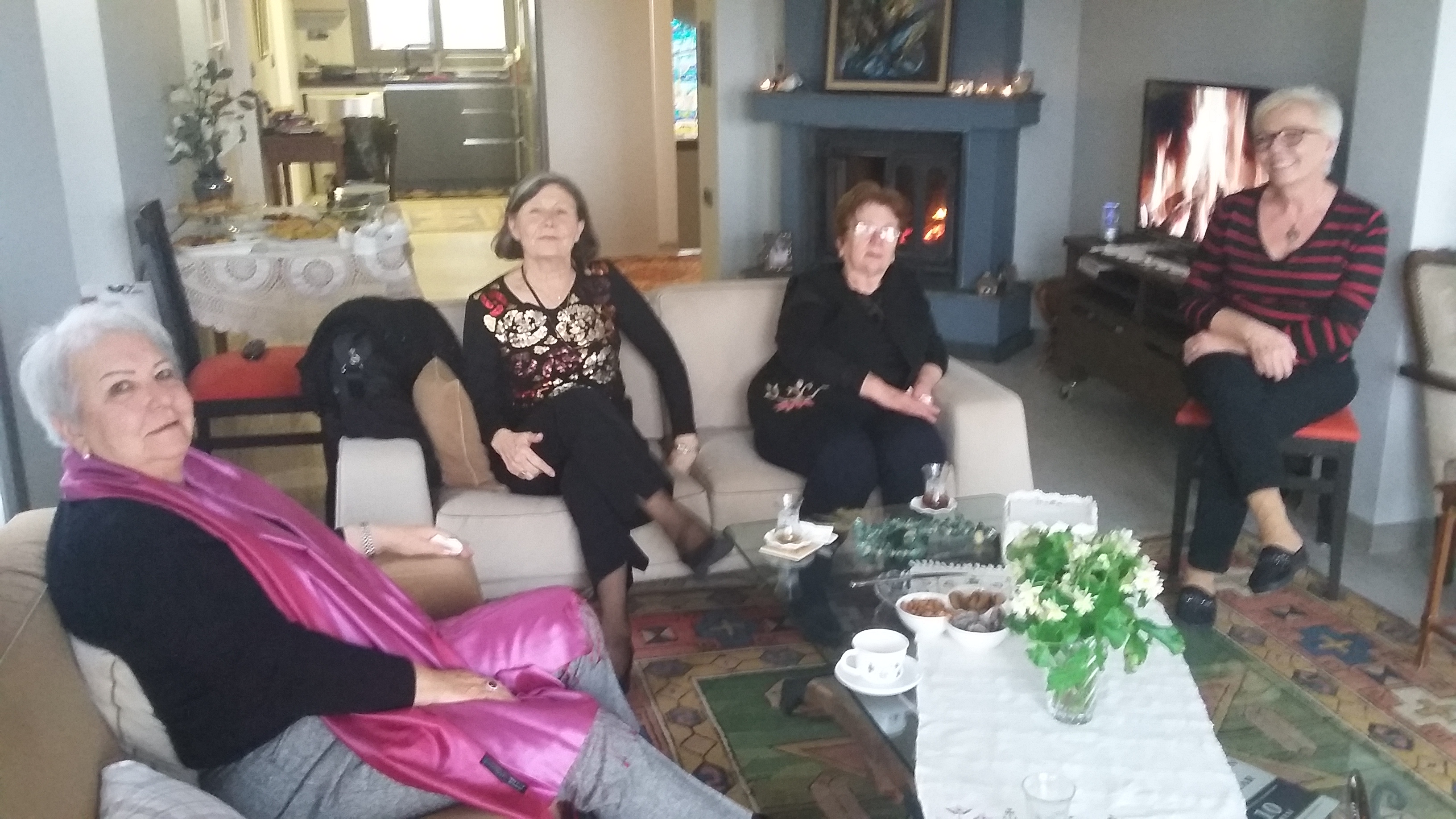 Üyelerimizden Gülay-Hulisi Tayanç çiftinin yeni evlerine giderek güle güle oturun dedik.